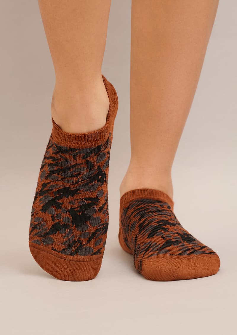 Medias invisible savage caramelo styling con zapatillas urbanas - Make You